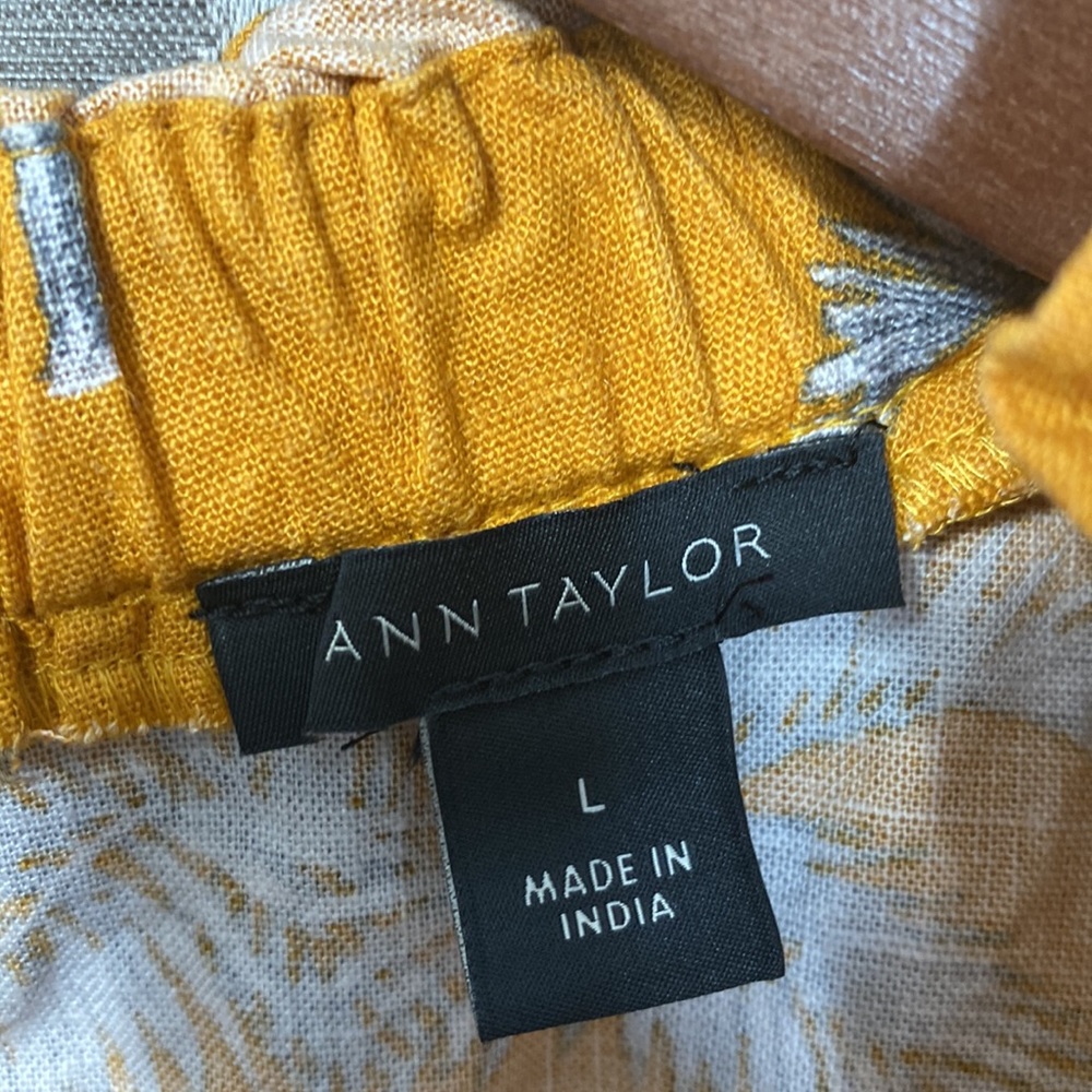 Ann Taylor Palm Print Linen Blouse Mock Neck Sleeveless Cutout V-Neck Yellow - Picture 3 of 3